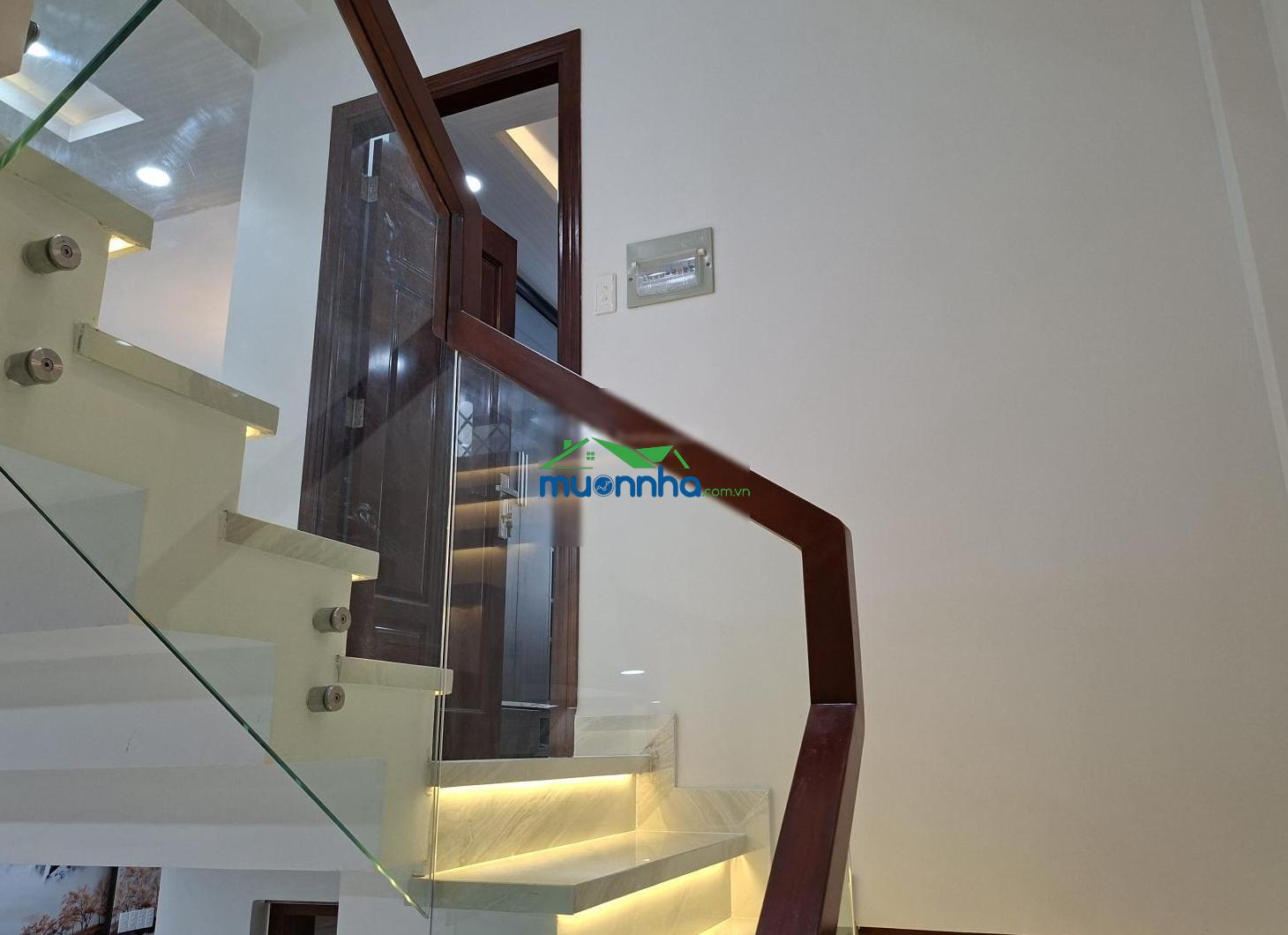 Cần bán nhà 1 trệt, 1 lửng, 2 lầu, sân thượng có hồ bơi, thang máy tại nguyễn văn tạo, nhà bè