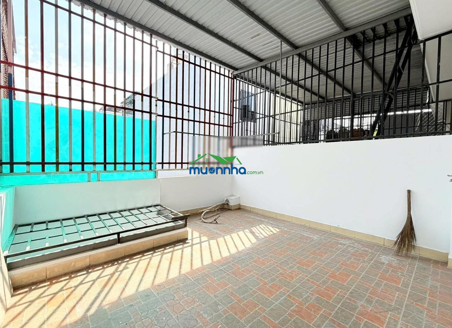 Quận 12, giảm 450tr còn 5.85 tỷ bán nhà 4.5 x 15, đường dọc kênh, xe tải thông, hiệp thành - 2