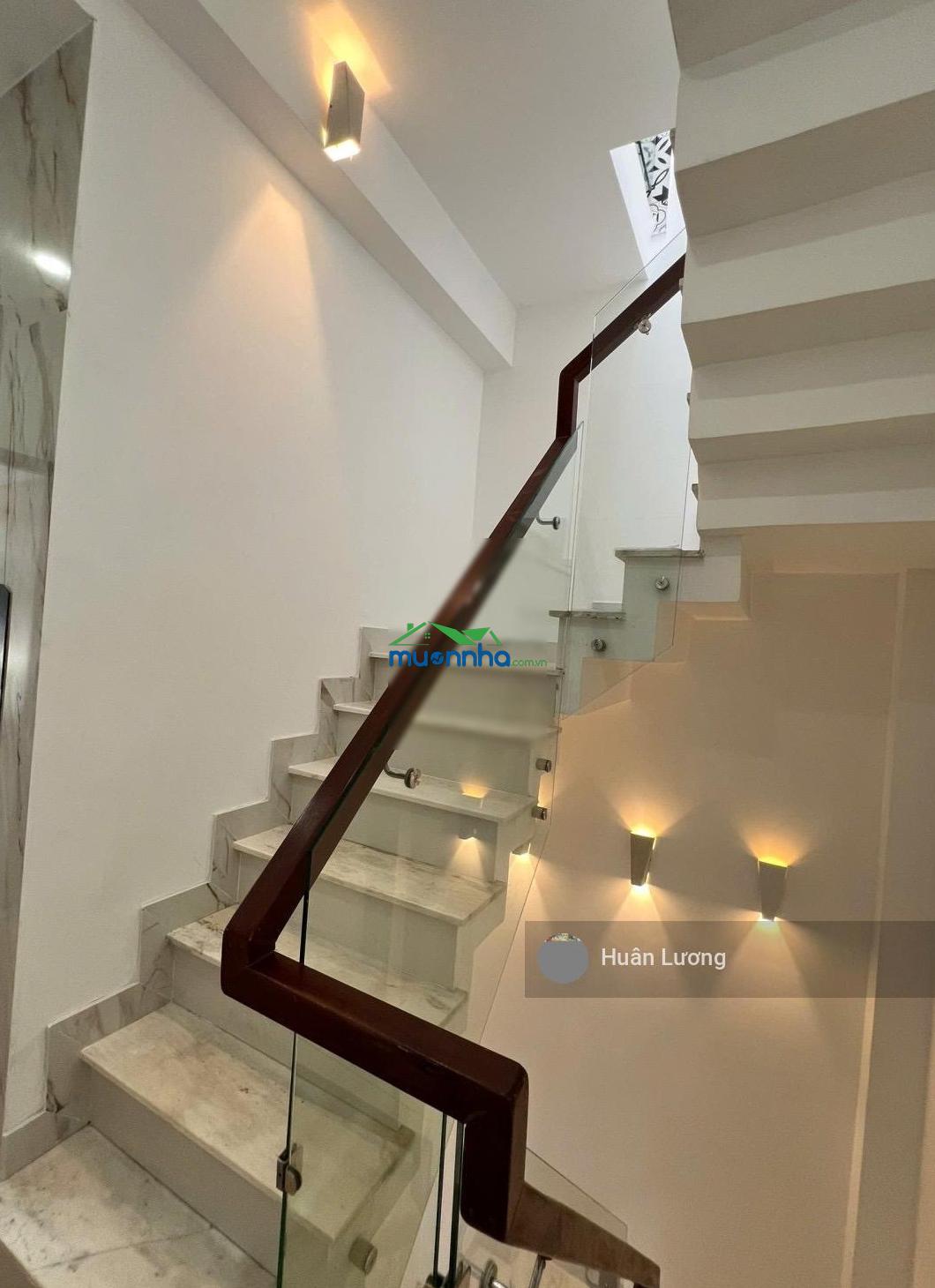 Kẹt tiền bán gấp nhà phố hẻm xe hơi 5 tầng có thang máy, nhà nở hậu tại q3, nhà đẹp ở ngay, 8.7ty