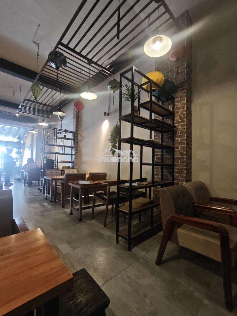 Sang quán cà phê đối diện nhà thờ