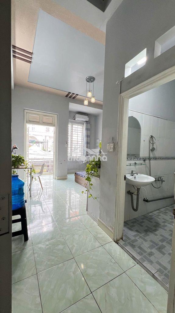 Chính chủ cho thuê phòng ban công lầu 1 thông thoáng đầy đủ nội thất