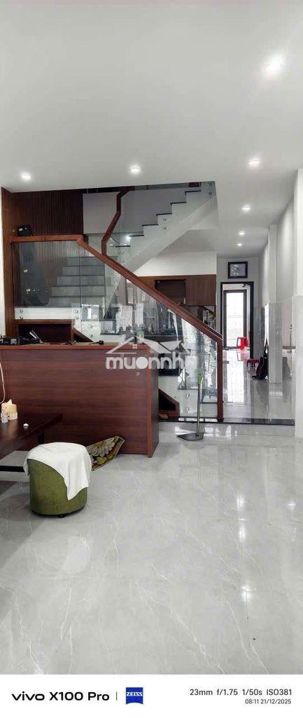 Nhà mặt tiền, đường 17m, lề 10m - 2