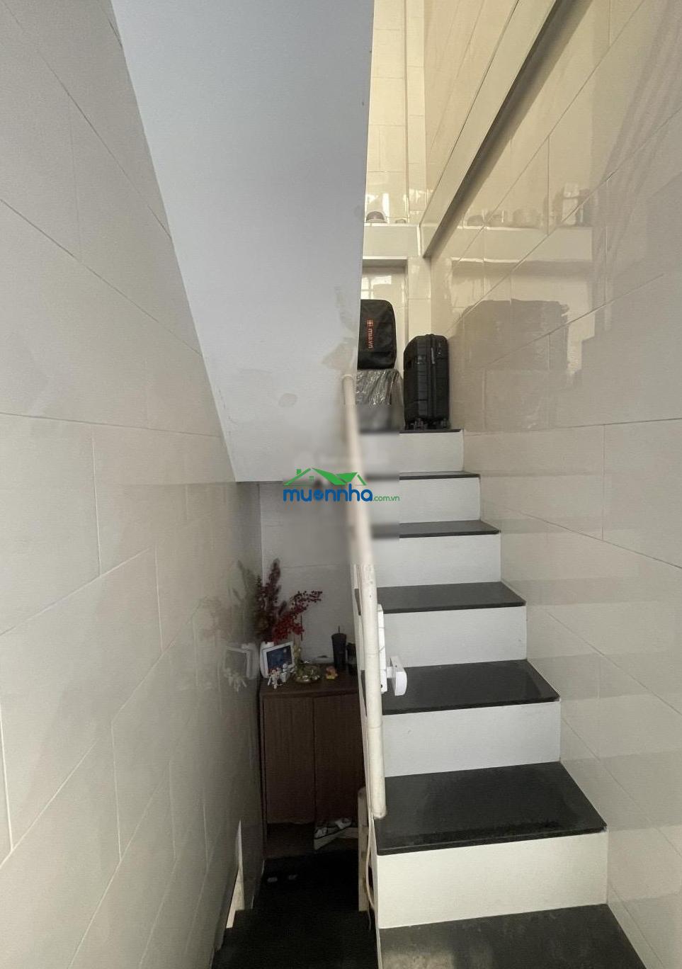 Trung tâm quận 5 ngay trần bình trọng nhà 3 tầng btct - 2pn - 3 wc ngang hơn 4m chỉ 3.2 - 3