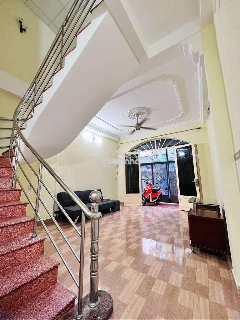 Nhà 1 trệt 2 lầu 5x10m có nội thất 3 phòng hẻm 62 lâm văn bền