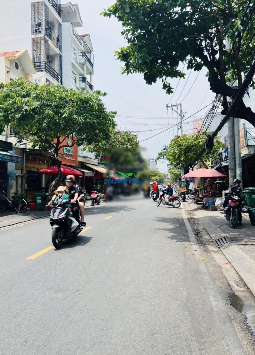 Bán gấp mt lý phục man | dt: 12x25m (300m²) vị trí kinh doanh sầm uất - q7