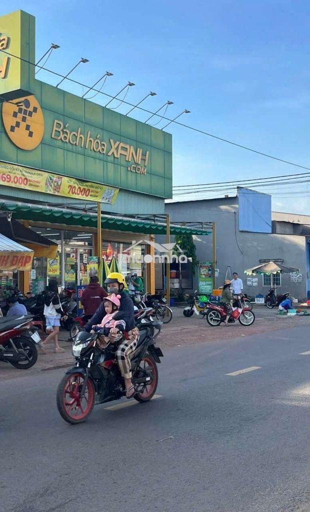 Giữa khu dân cư đã ở kín, chỉ còn 2 lô đất trống - 2