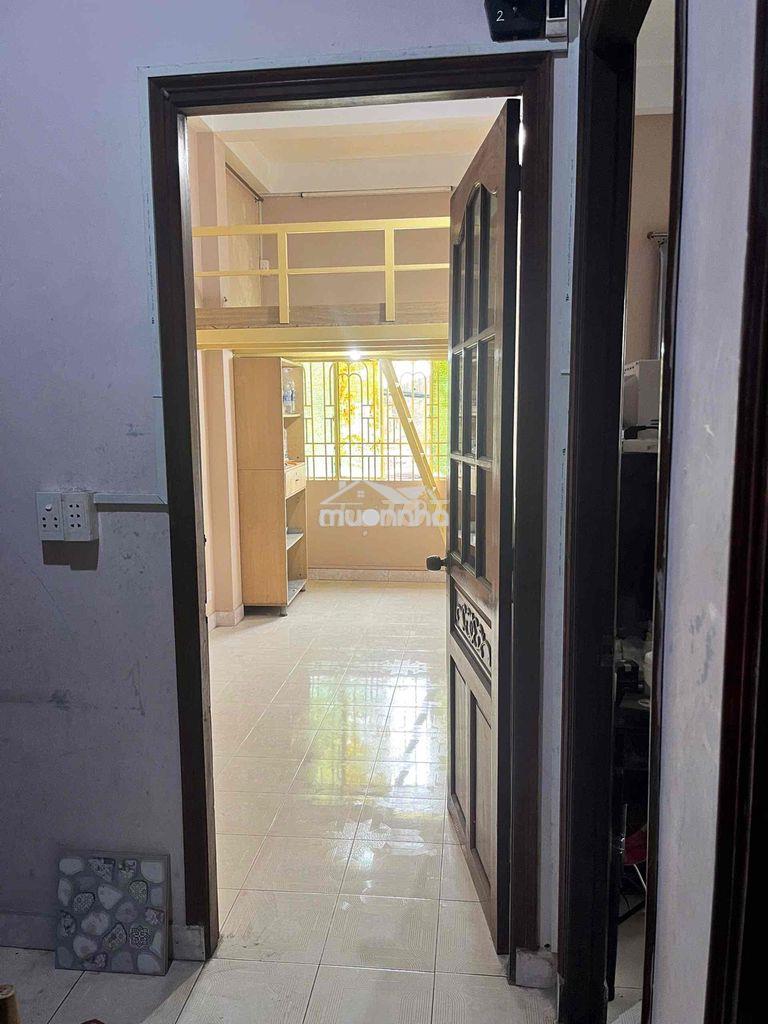 Phòng trống toilet riêng có ban công giờ giấc tự do
