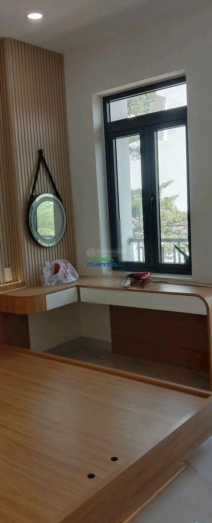 Bán nhà phú hữu, 5,6 tỷ, nhà 4 tầng đường 8 mét thông, full nội thất, sổ hoàn công
