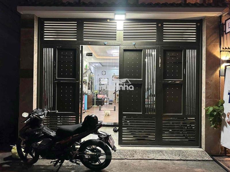 Nhà nguyên căn đẹp có mặt bằng rộng, có pn dưới trệt