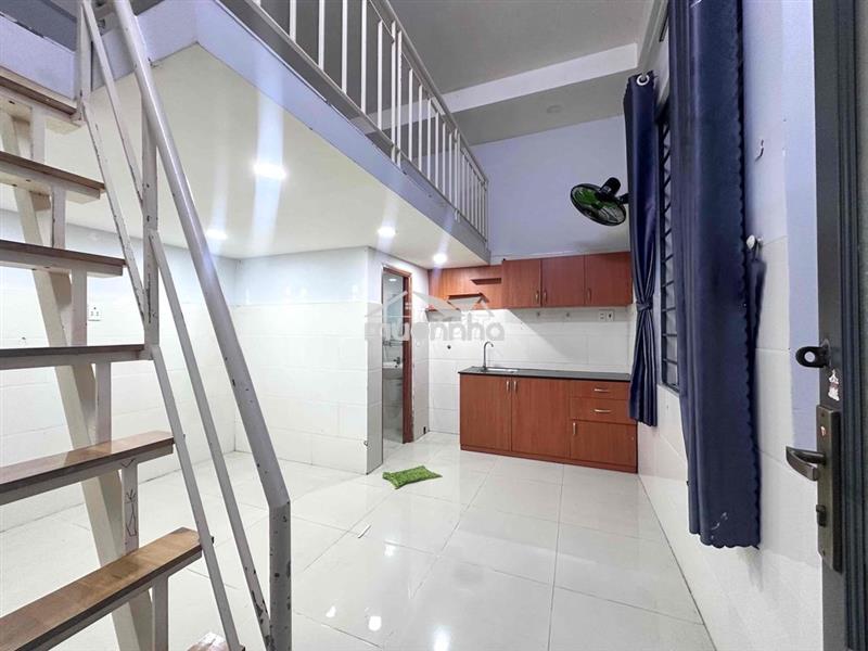 Phòng duplex cửa sổ trời siêu rộng thang may gần đại học văn hiến