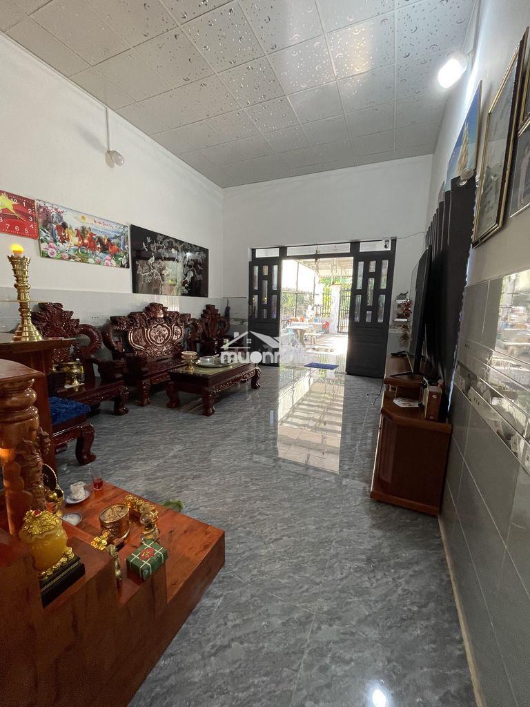 Mặt tiền kinh doanh cách chợ 200m đối diện chợ  là trường cấp 3
