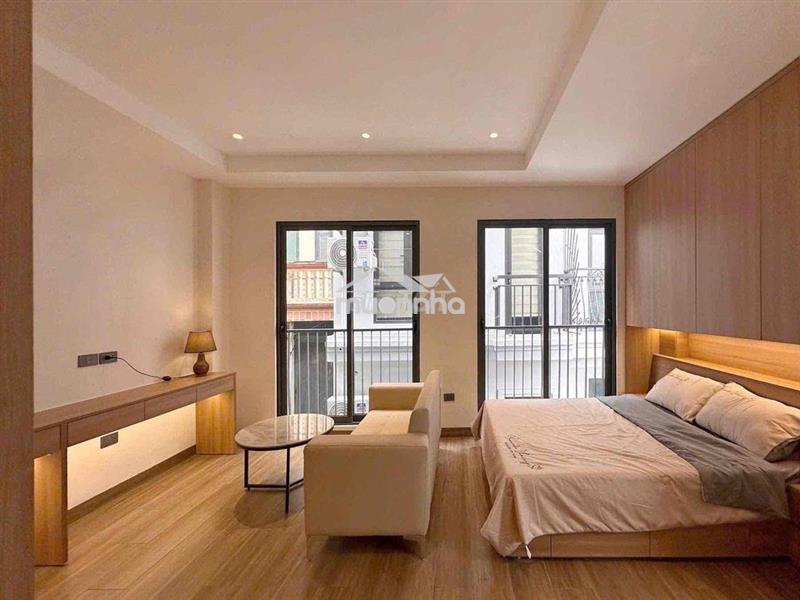 Studio không gian mở tone gỗ ấm có ban công thoáng ngay chợ bến thành