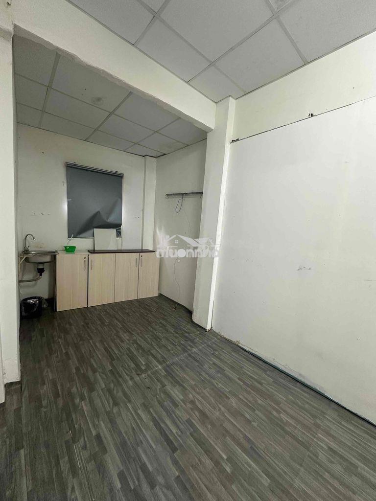 Phòng ban công lớn quận 10 - 4