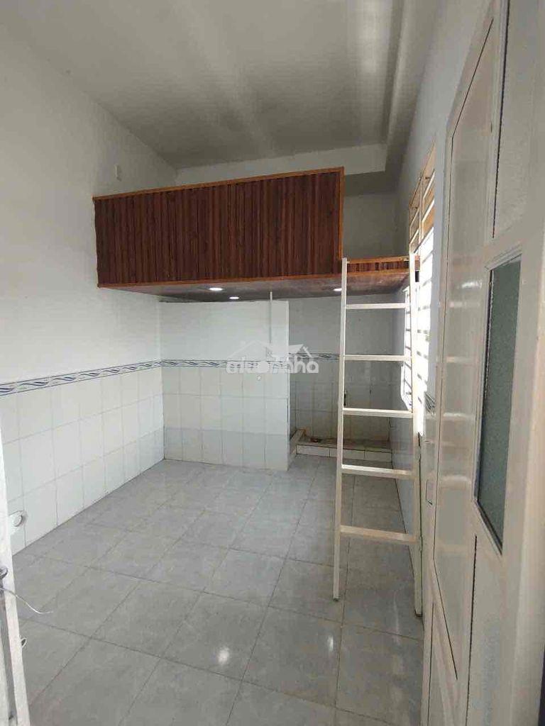 Phòng có gác sẵn máy lạnh ngay gần nhà thờ phaolo