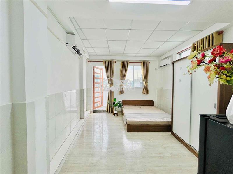 Ngay ngã tư ga ban công full nội thất