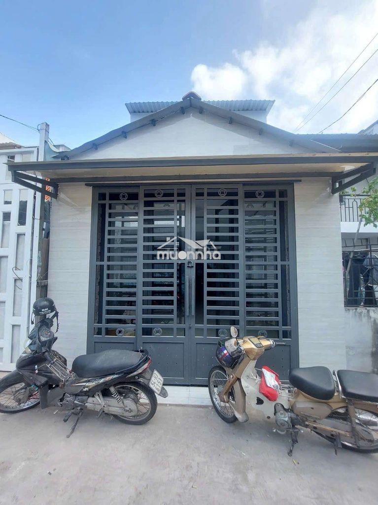 Bán nhà đường phạm hùng c4 dt.4×10 } 1 lầu 2 phòng 2 toilet hẽm xe hơi