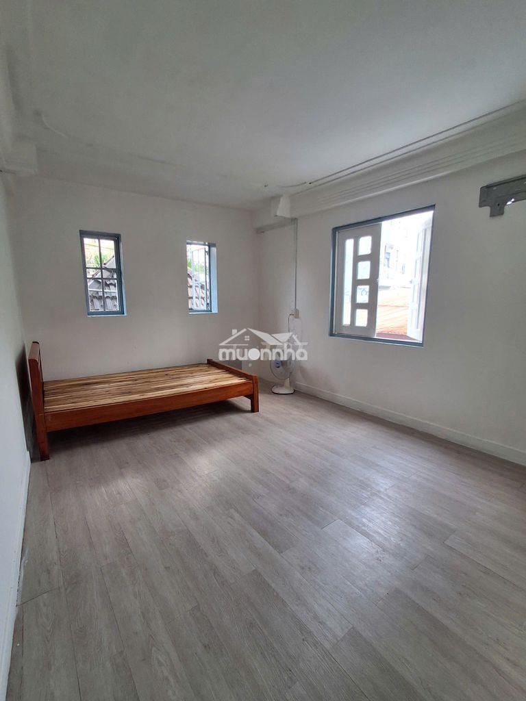 Phòng 3 cửa sổ thoáng, tách bếp ngay vòng xoay lê đại hành, quận 11 - 2