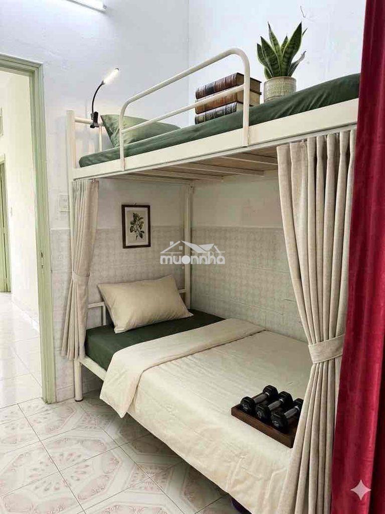 Phòng cho 1 người (có thể 2 người được), đủ nội thất sinh hoạt, vs tro