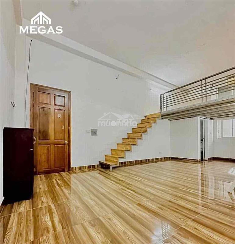 Phòng gác cao, có cửa sổ, rộng rãi, thoáng mát