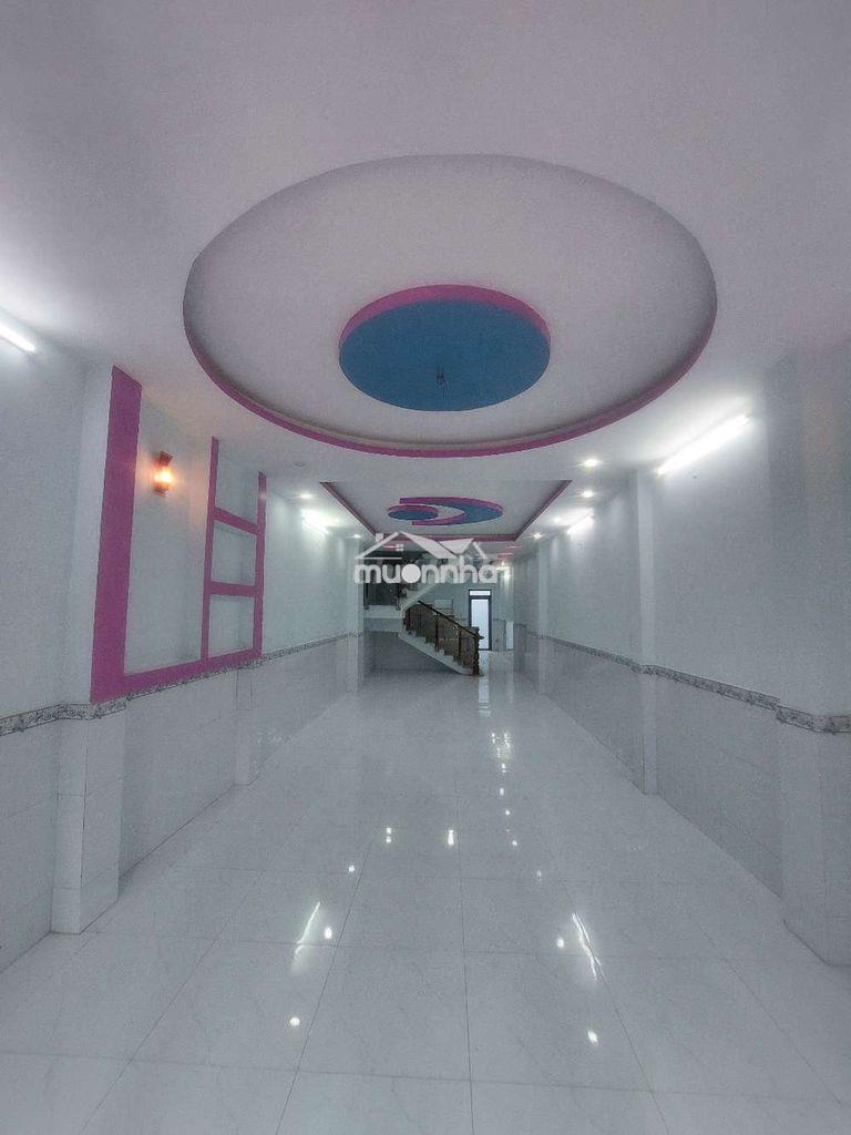 Cho thuê nhà đường phạm hùng c2 dt.4m×25m } 1 lầu 3 phòng 3 toilet.