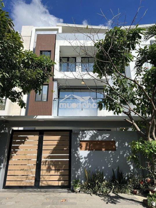 Cho thuê nhà phổ quang, p.2, q. tb, dt: 9x24m, 1 trệt 2 lầu