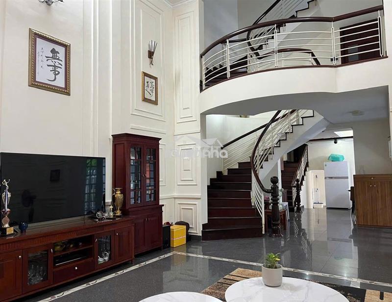 Cho thuê nhà 2 mặt tiền, 4 phòng ngủ, rộng thoáng