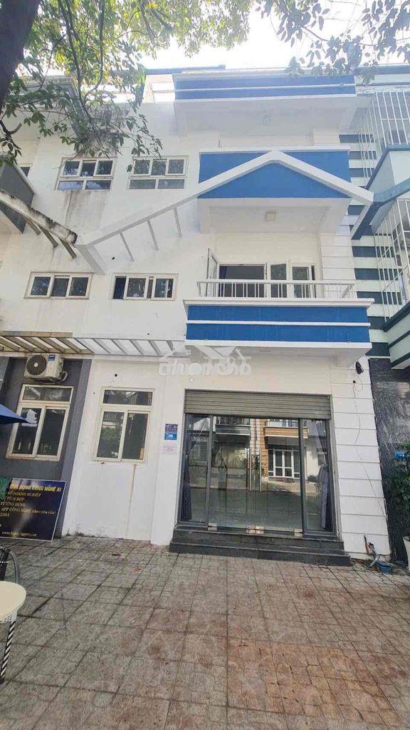 Nhà hoà phú , tp.mới gần cổng kcn vsip 2 , 5pn sẵn máy lạnh