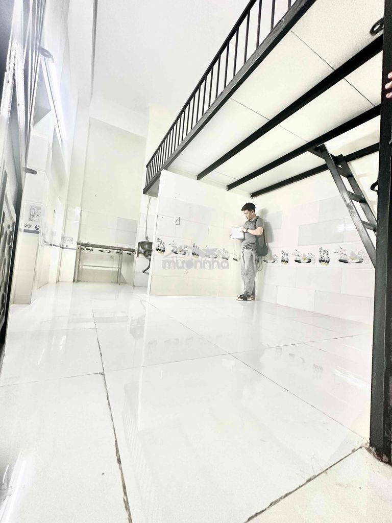 Pgác cao rộng - ở 3, 4 người tiện đi q1, q3,q10. an ninh 24/7. - 2