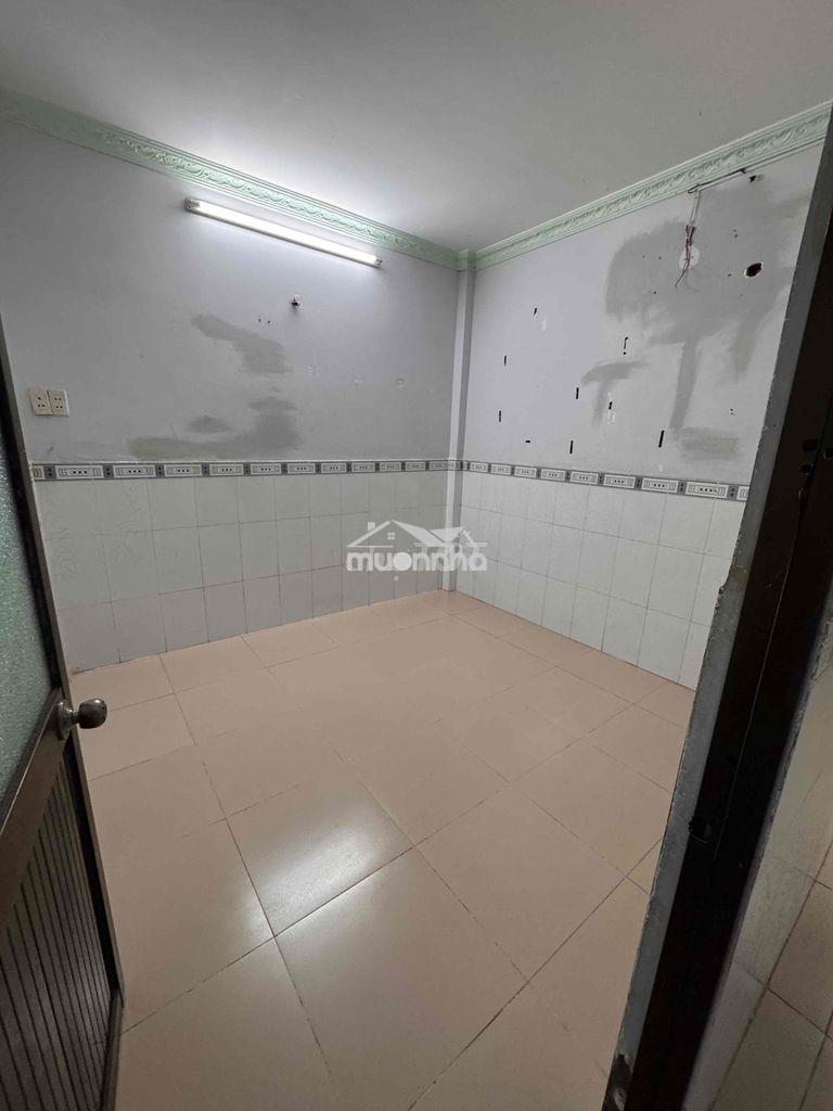 Nhà cho thuê dt 4x13 2 phòng ở gia đình - 2