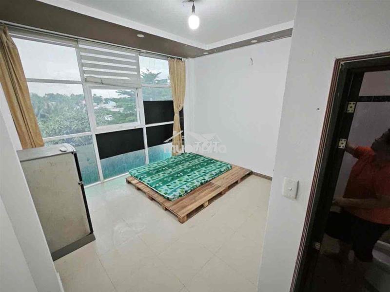 Trống sẵn 1 phòng studio cửa sổ view kính siêu đẹp tạ quang bửu q8
