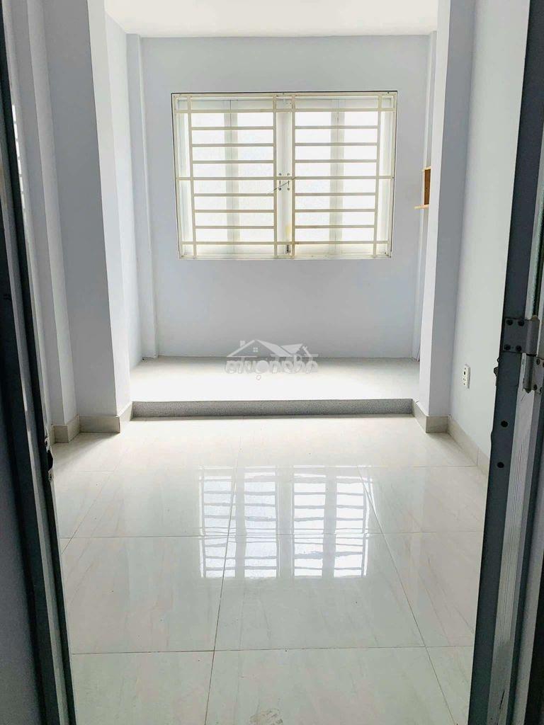 NHÀ MỚI ĐẸP 2 LẦU ST 2PN 4VS TRẦN HƯNG ĐẠO Q1