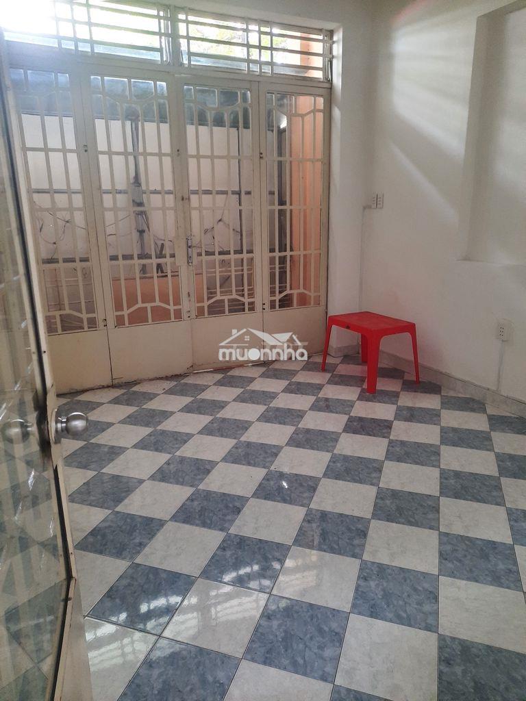 Cho nữ sinh viên ở trọ ghép - 4