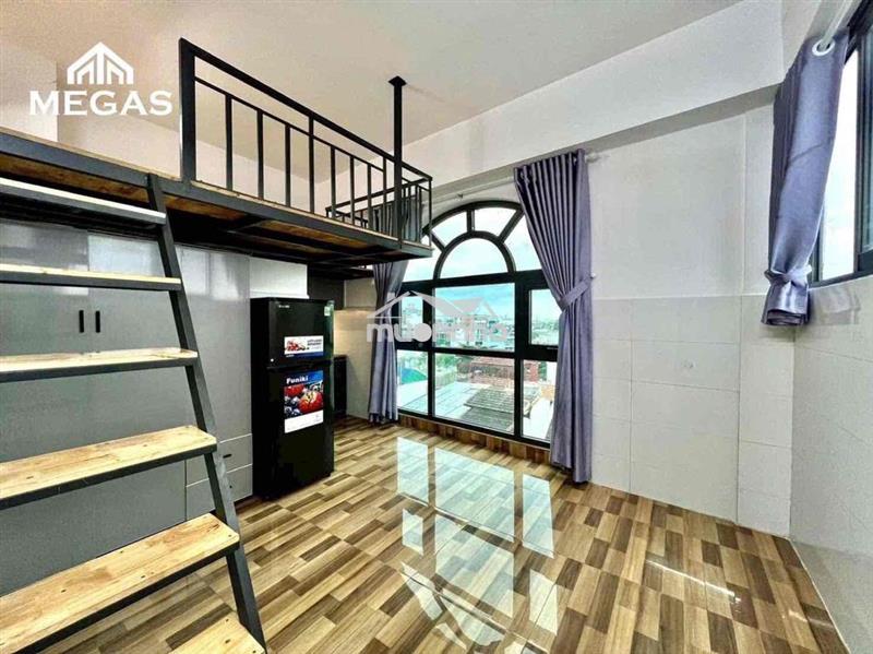 Phòng có gác - cửa sổ lớn ngay emart phan văn trị