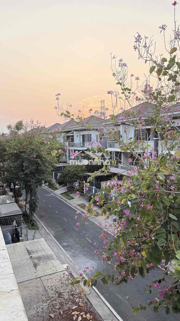 Phòng ban công 26m2  full nội thất khu biệt thự lavila