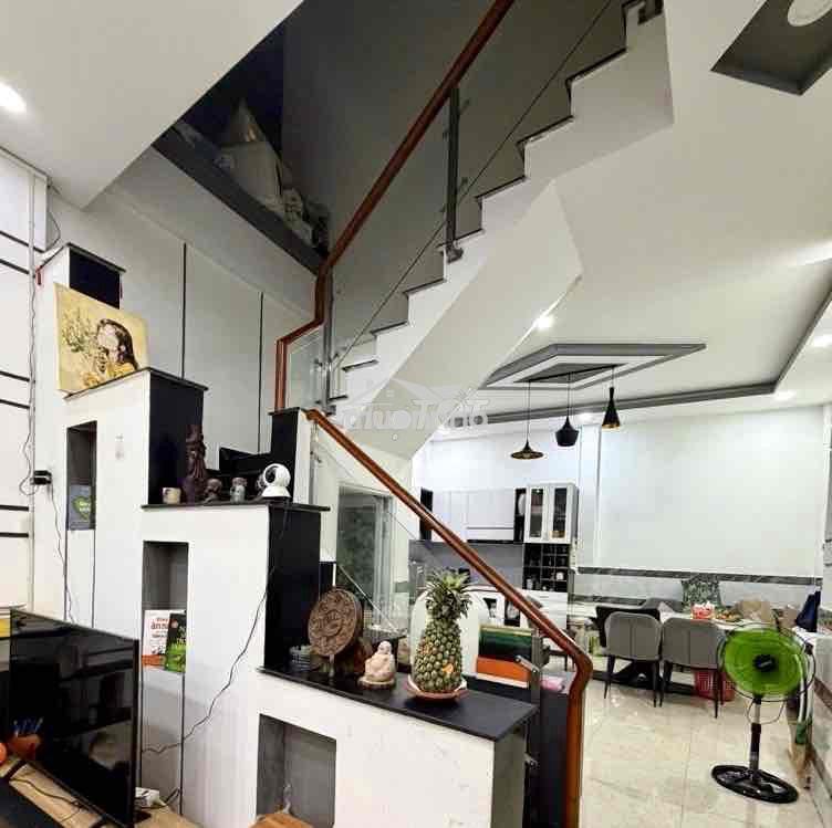 Bán nhà tỉnh lộ 10 sát quận 6 - dt 58m2 - 4m nở hậu 5.2m - hẻm xe hơi - 4
