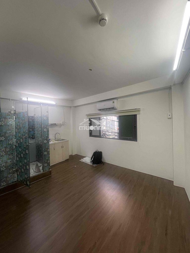 Phòng full nội thất cửa sổ thoáng mát ở liền ngay chợ bà chiểu