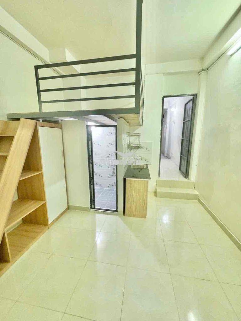 Chdv duplex mới trống lại, sát q5, sạch sẽ, cửa sổ trời
