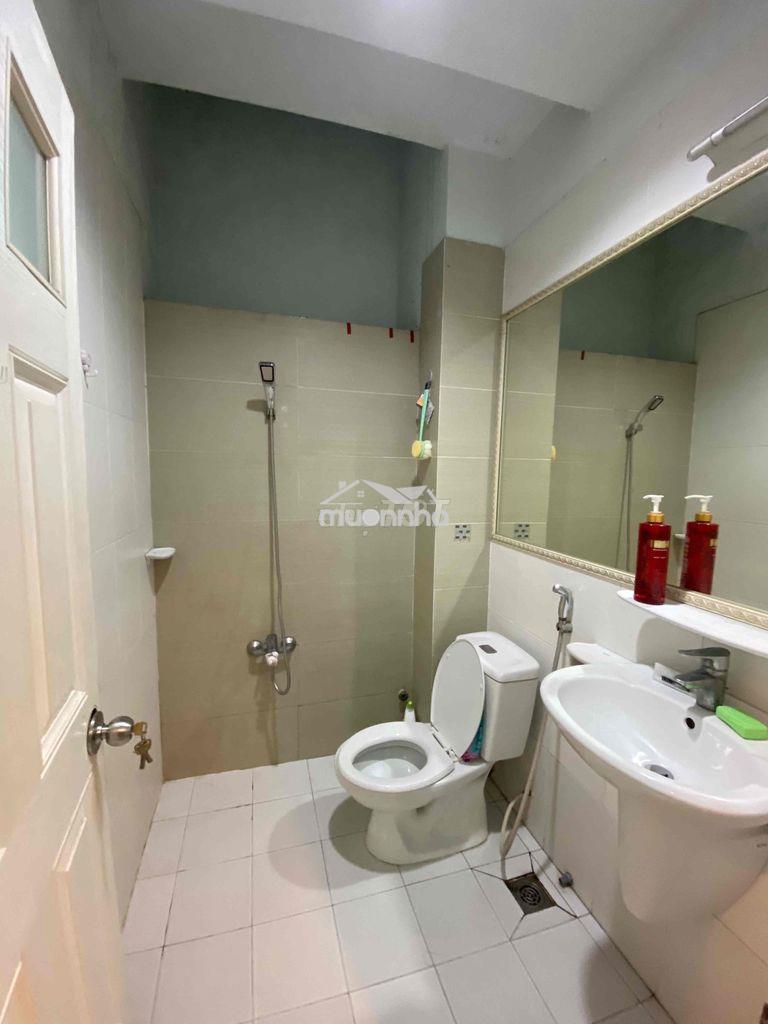 Phòng ban công vệ sinh riêng giá rẻ - 3