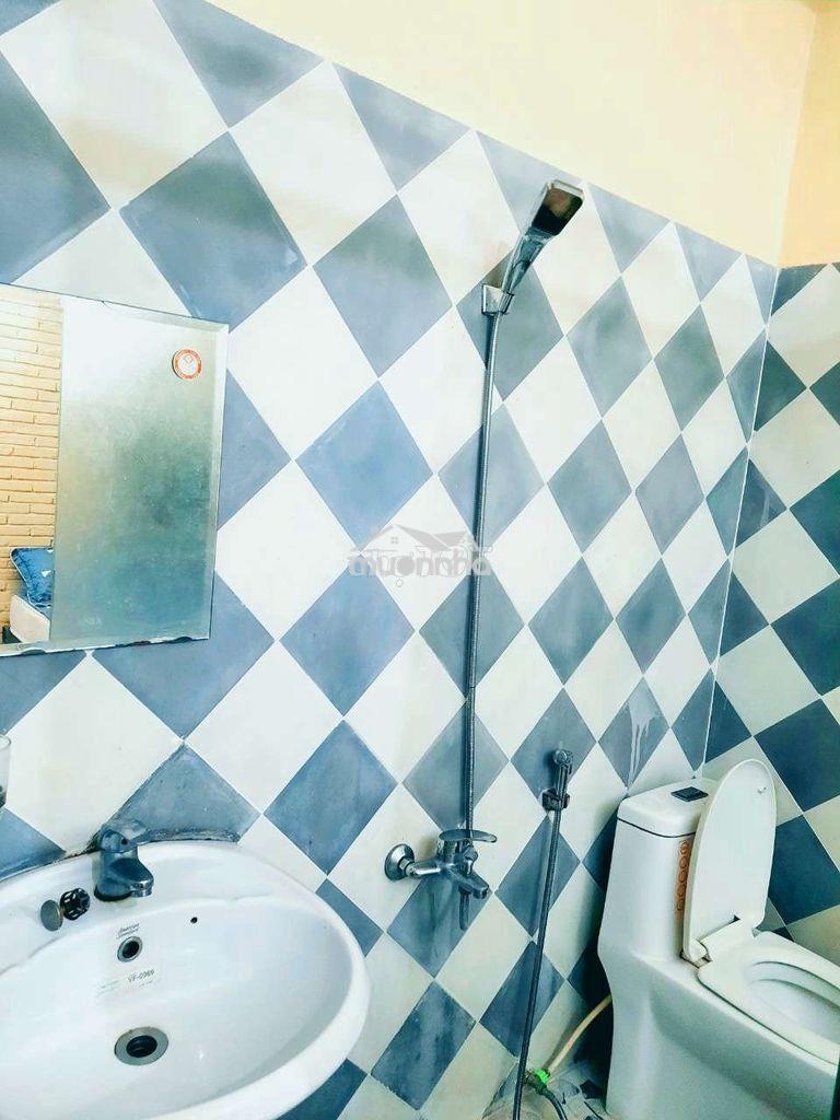 Cho thuê phòng q1.fuff nội thất.tolet riêng 2tr8 - 3