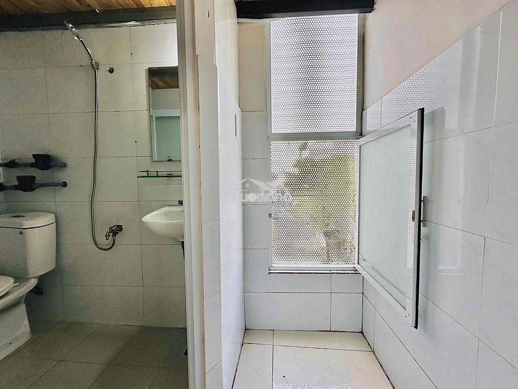 Phòng trọ giá rẻ, gác cao 1m8 có thang máy, gần khu etown cộng hoà - 4