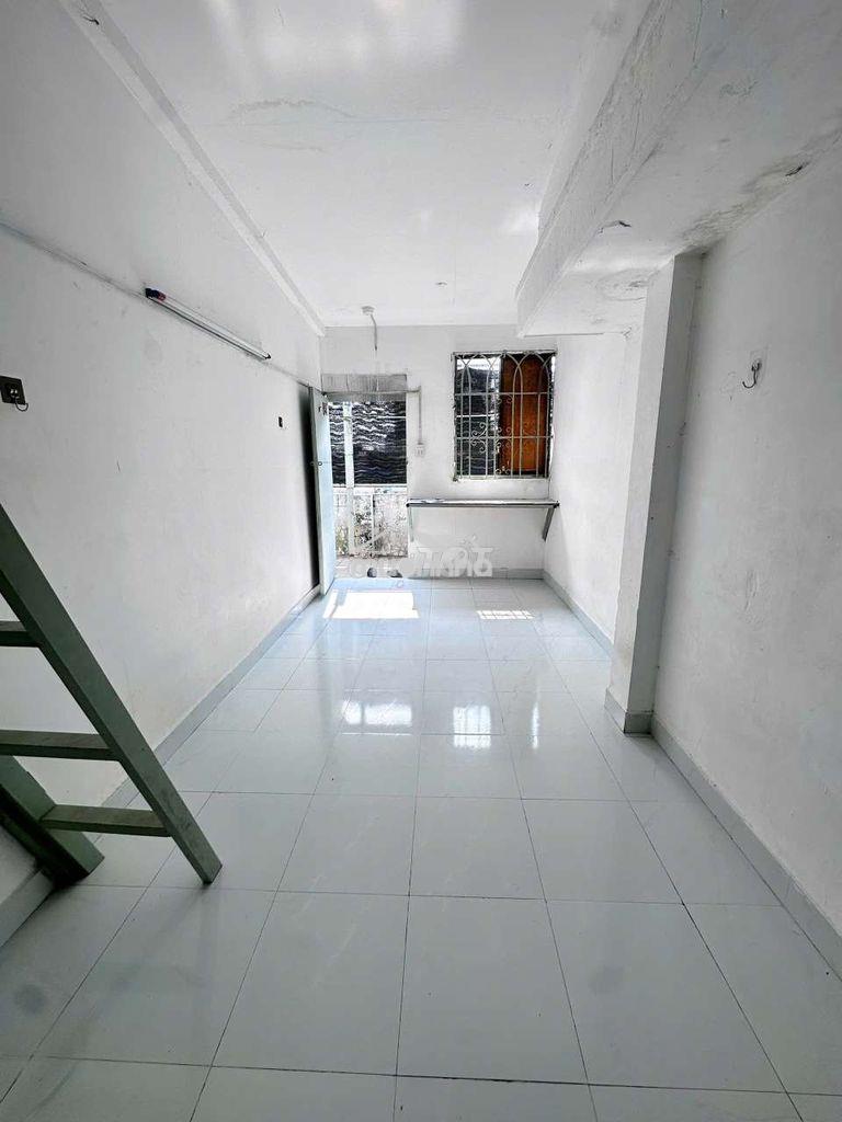 Ban công bao nắng lầu 4 thang bộ, gần trường đh văn hiến, bv tân phú