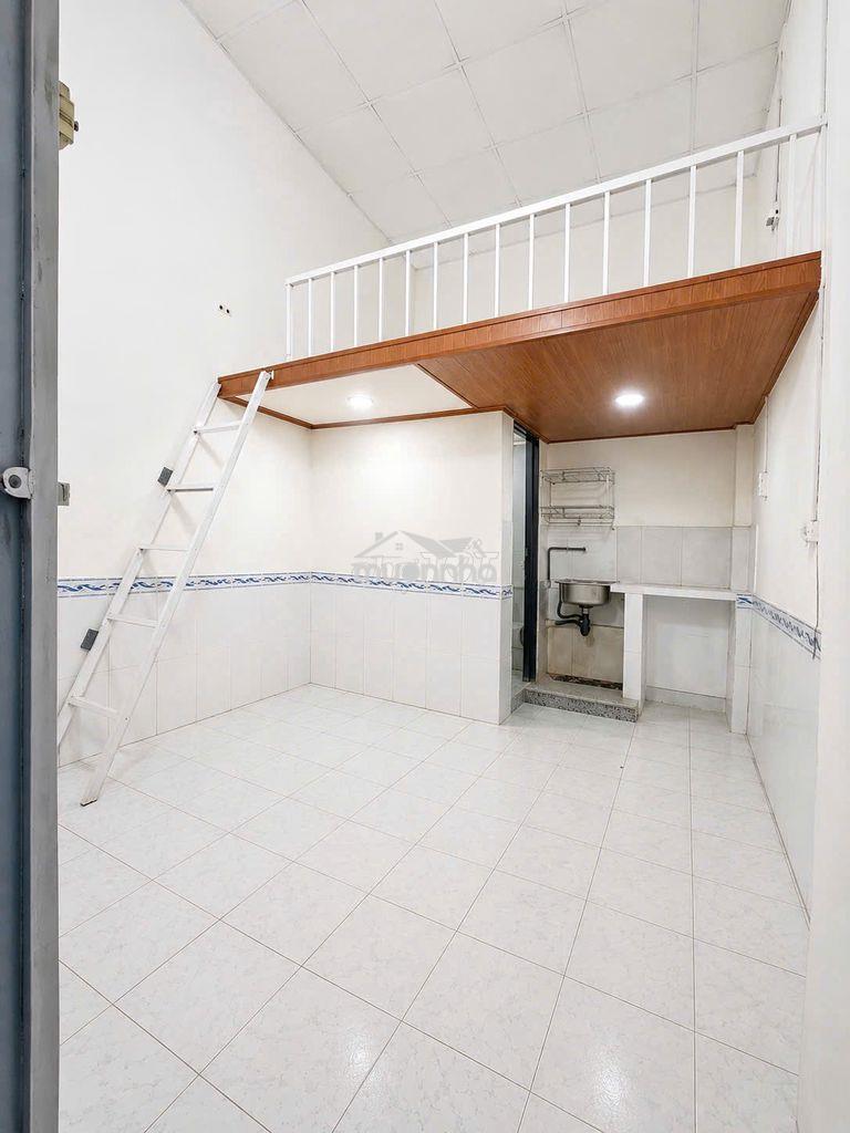 Còn 2 phòng có máy lạnh ở làng đại học