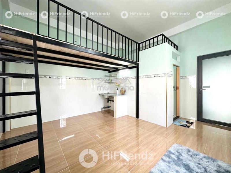 Phòng có gác cao 1 m7 sẵn máy lạnh gần đầm sen