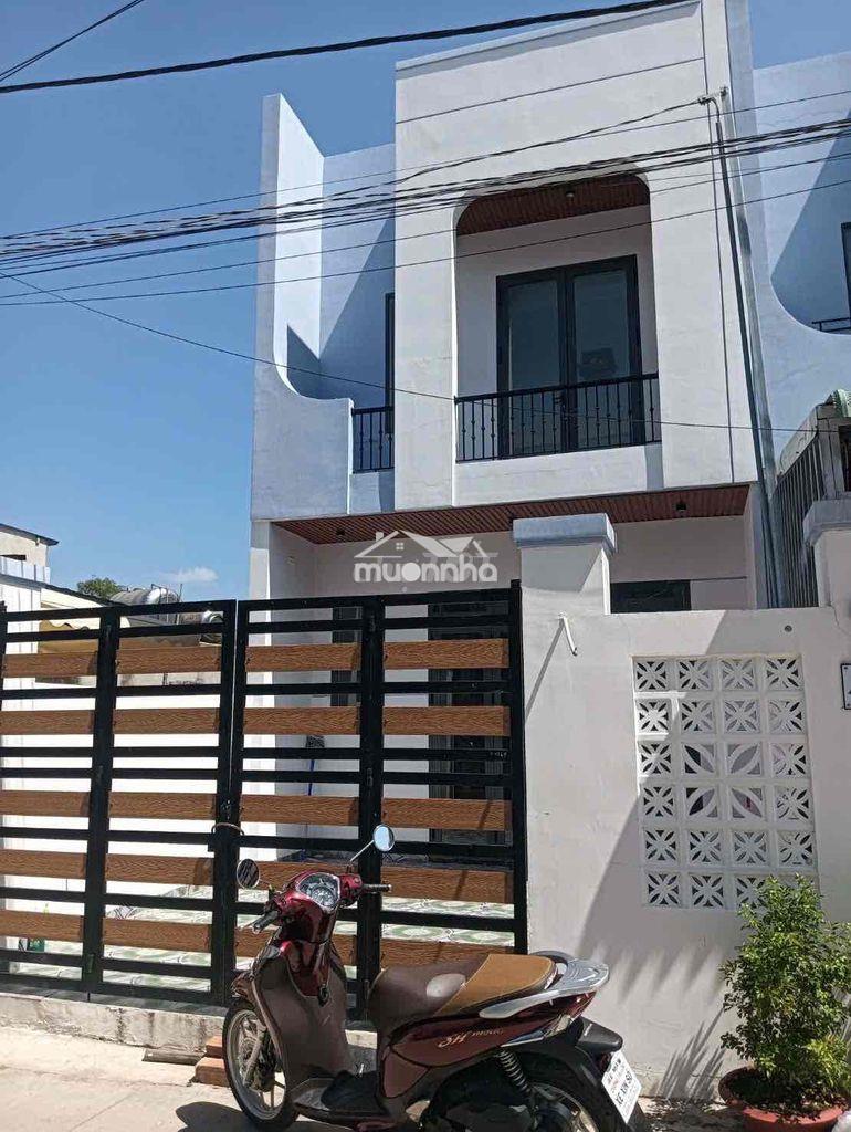 Cho thuê gấp nhà 1 trệt 1 lầu mới tinh sân xe hơi sau chợ tân bình