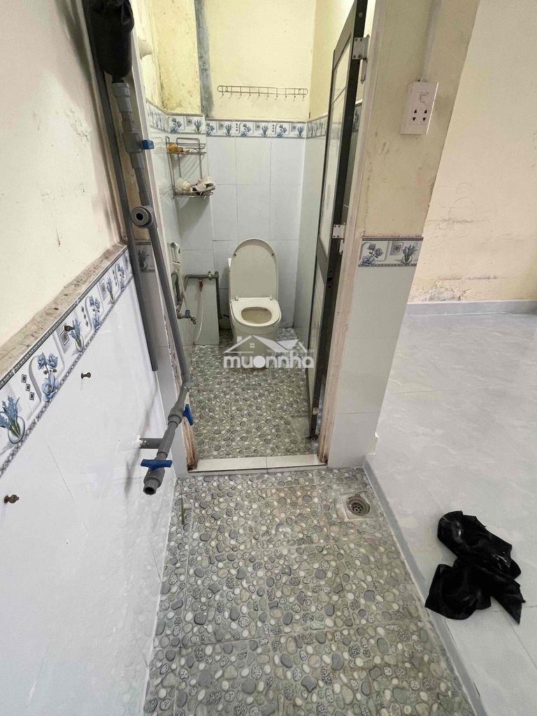 Nhà cho thuê mtkd luỹ bán bích.dt:4.8m x 15m. nhà cấp 4 trống suốt - 4