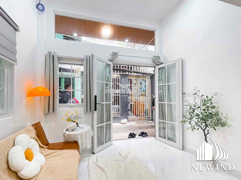 Cho thuê nhà nguyên căn 2pn ban công mới xây gần q4 - 2
