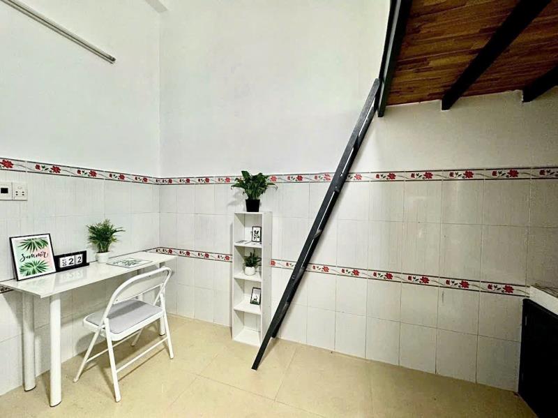 Phòng trọ có gác và máy lạnh cửa sổ trời toà nhà có thang máy gần đại học văn hiến - 2