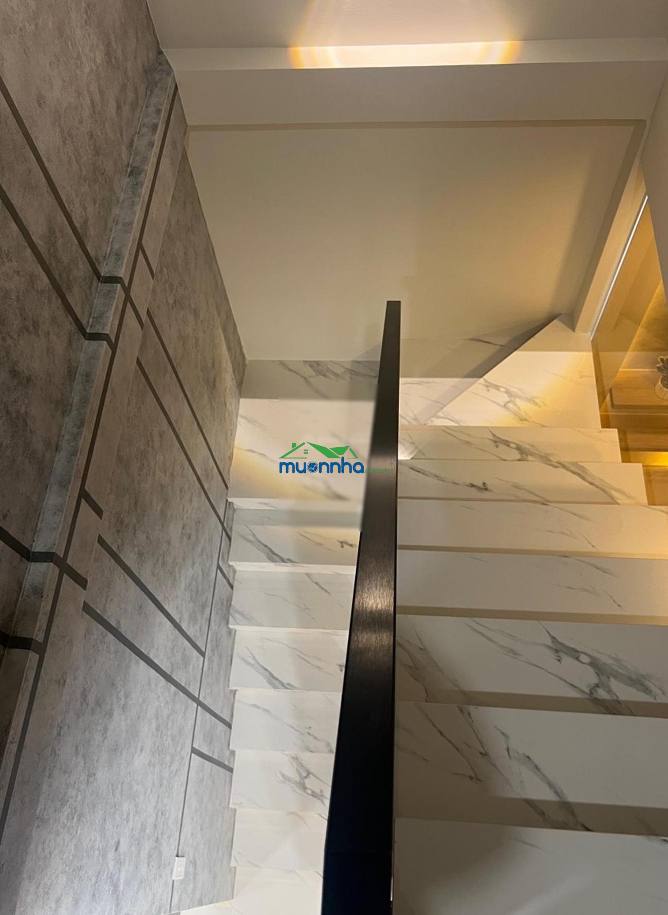 Q1, trần nhật duật, 30m2, 2 tầng, 3pn, giá 5.99 tỷ, 20 mét ra đường chính.