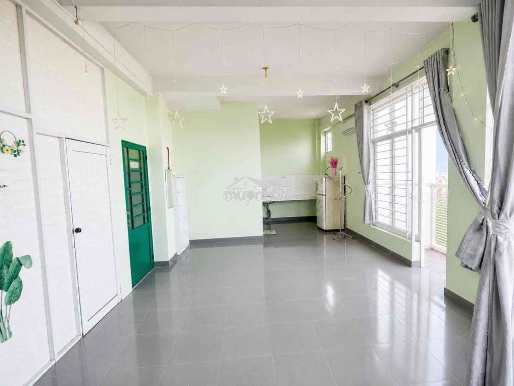 Ban công lớn, full kính - 2