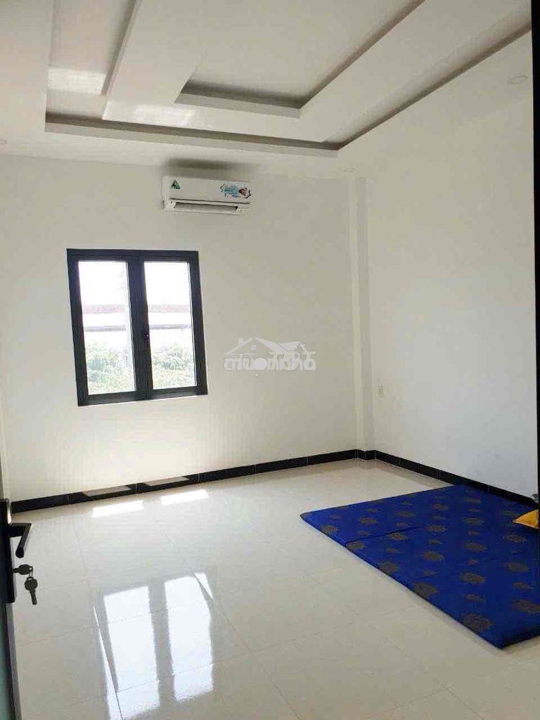 Nhà 2 lầu 1 trệt gần ngã tư bình chuẩn,4p ngủ có 2 máy lạnh,đường 7m - 4